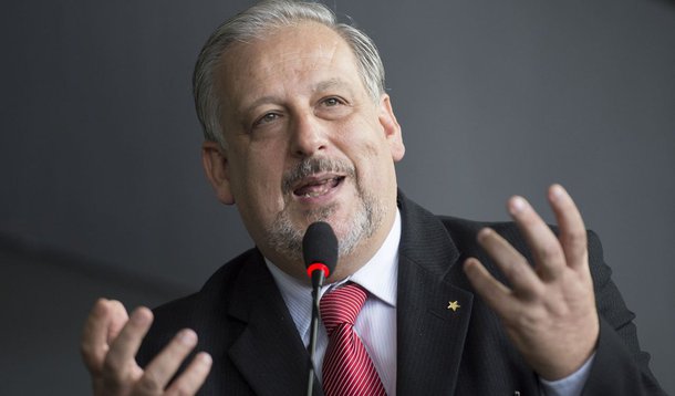 Ministro das Comunicações defendeu a "regulação socioeconômica" das comunicações no Brasil e a atualização do marco regulatório do setor; durante a abertura do Seminário Políticas de (Tele)comunicações, em Brasília, Ricardo Berzoini afirmou que a regulação é importante "para que o setor possa ser cada vez mais um instrumento de democratização"