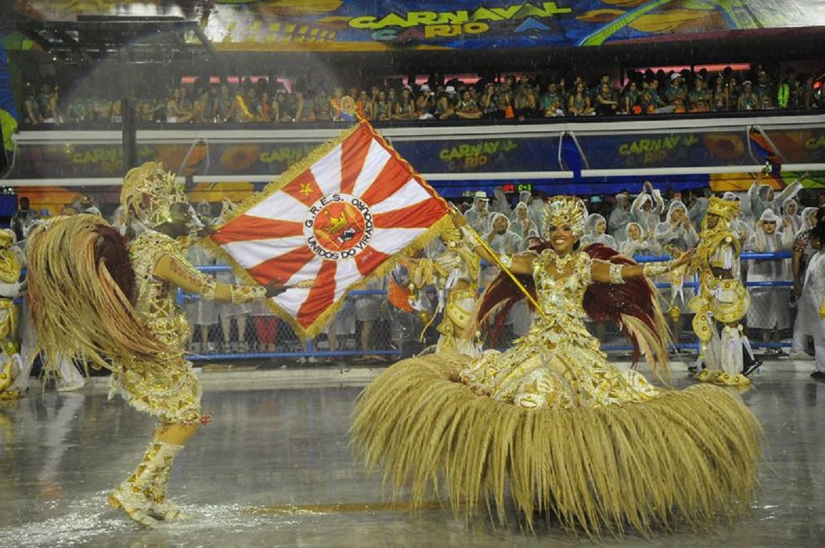 Uma chuva intensa, que durou pelo menos três horas, alagou a Marquês de Sapucaí durante os primeiros desfiles das escolas de samba do Grupo Especial do Rio de Janeiro, na noite deste domingo; a escola que enfrentou a parte mais intensa do temporal, primeira a entrar na avenida, foi a Unidos do Viradouro, que exaltou as contribuições dos negros à história brasileira; Salgueiro, Mocidade Independente de Padre Miguel e Vila Isabel foram os destaques do primeiro dia desfile do grupo especial