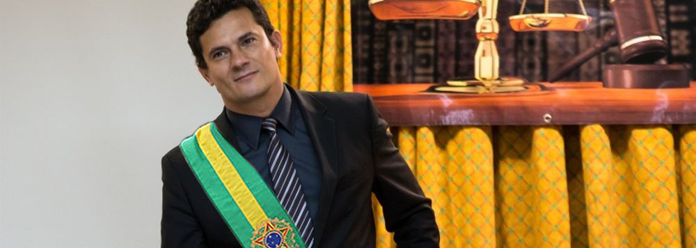 Amilton Sganzerla diz que o juiz da Lava Jato "cria a imagem simbólica de grande combatente da corrupção" e "está cumprindo fielmente a agenda de tentar fulminar e destruir os principais símbolos da esquerda no país"; o filósofo afirma ainda em artigo que, "caso o ninho venha a chocar, na hora certa, Moro renunciará à função de magistrado, vai se filiar a um pequeno partido e construirá uma ampla aliança de direita. E o restante a Globo e seus satélites farão"