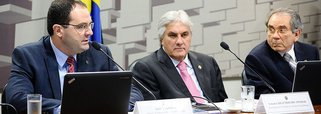 O ministro do Planejamento, Nelson Barbosa, disse nesta terça-feira que as medidas fiscais adotadas pelo governo para reorganizar as contas públicas têm impacto restritivo na economia, mas são necessárias para recolocar o país na rota do crescimento; ele participou de audiência na Comissão de Assuntos Econômicos (CAE) do Senado