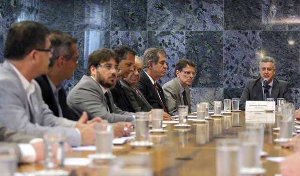 No primeiro dia após a posse, o governador do Distrito Federal, Rodrigo Rollemberg, elaborou medidas para reduzir os gastos da administração distrital; em reunião com o secretariado, na manhã desta sexta-feira, ele anunciou um pacote de sete decretos com o objetivo de equilibrar as contas financeiras e orçamentárias do Distrito Federal; um deles cria a Governança-DF, uma câmara formada por cinco secretarias com objetivo de coordenar a programação orçamentária e financeira do Distrito Federal