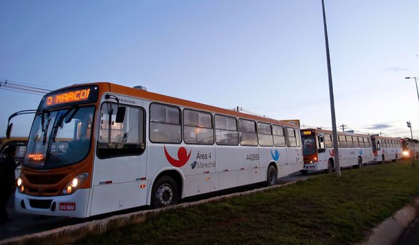 Motoristas e cobradores da empresa Marechal decidiram cruzar os braços; com salários atrasados, a categoria afirma que o depósito não caiu na conta dos trabalhadores; de acordo com o Sindicato dos Rodoviários, cerca de dois mil funcionários estão paralisados; a greve prejudica 300 mil passageiros; a empresa informou que está tomando as providências para que o repasse caia na conta dos trabalhadores até o fim do dia