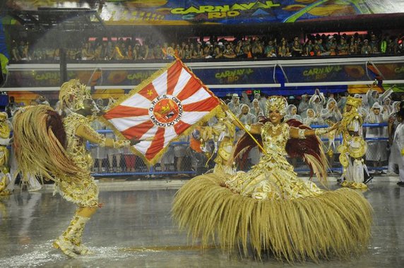 Uma chuva intensa, que durou pelo menos três horas, alagou a Marquês de Sapucaí durante os primeiros desfiles das escolas de samba do Grupo Especial do Rio de Janeiro, na noite deste domingo; a escola que enfrentou a parte mais intensa do temporal, primeira a entrar na avenida, foi a Unidos do Viradouro, que exaltou as contribuições dos negros à história brasileira; Salgueiro, Mocidade Independente de Padre Miguel e Vila Isabel foram os destaques do primeiro dia desfile do grupo especial