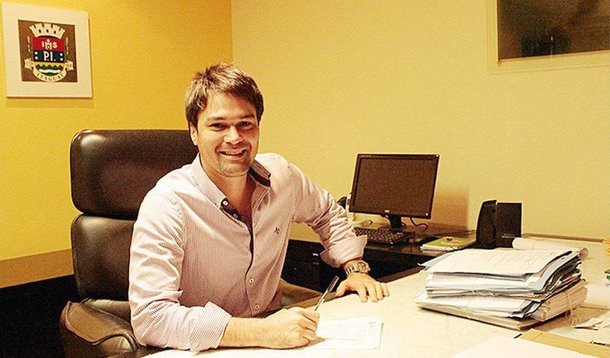 O prefeito de Itaguaí, Luciano Motta (PSDB), é acusado de comandar um grupo que desvia recursos públicos, com um prejuízo mensal de R$ 30 milhões; a receita mensal do Executivo municipal é estimada em R$ 90 milhões; de acordo com investigações da PF, o grupo adotava práticas como fraudes em licitações fraudulentas, contratos irregulares, "laranjas" e funcionários fantasmas; o gestor não foi localizado por policiais