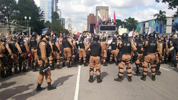 Se na década de 80, o ex-governador Alvaro Dias (PSDB) soltou a cavalaria nos professores, o atual, Beto Richa (PSDB), criminaliza servidores públicos em greve pelos seus direitos ao ameaçá-los e confrontá-los com desnecessária força coerciva