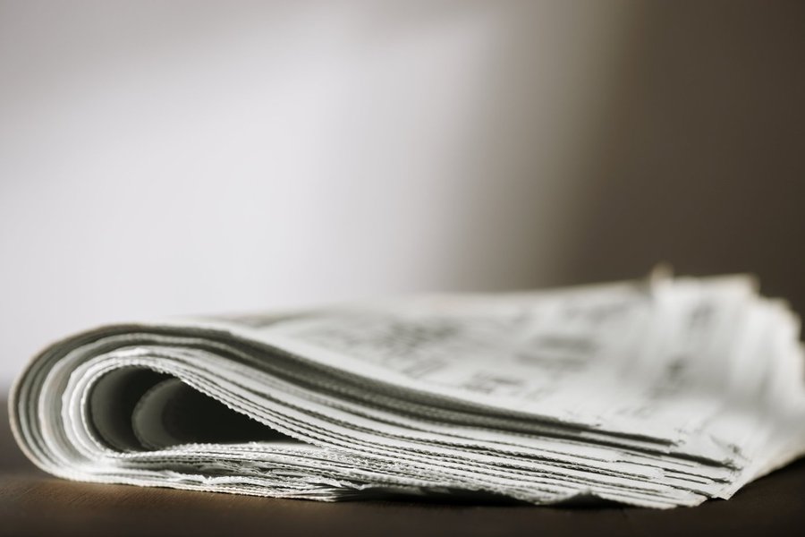 Semana marcada por cortes drásticos na Folha e no Estado terminou com uma parceria entre o governo federal e o Facebook para levar internet gratuita a 200 mil pessoas na favela de Heliópolis, em São Paulo; "A escalada de demissões de profissionais da imprensa nos últimos dias, Folha 50 jornalistas, Estadão 100, Jornal Nacional despencando sua audiência, mostra que o setor está arruinando numa velocidade inimaginável", diz o jornalista e escritor Laurez Cerqueira; "A internet deu voz a todo mundo, criou verdadeiras praças, que são as redes sociais, tribunas eletrônicas com liberdade de expressão quase absoluta e a possibilidade de checar informações"; "Sobreviverá nessa selva eletrônica quem produzir informações confiáveis, um jornalismo honesto, e que tenha bons intérpretes da realidade"