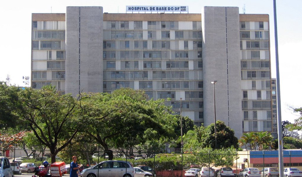 Cirurgiões do Hospital de Base de Brasília suspenderam as cirurgias que estavam agendadas para esta segunda-feira (24) devido à falta de insumos básicos para os procedimentos, como compressas cirúrgicas, gaze, analgésicos e remédios para enjoo; a Secretaria de Saúde do DF nega o cancelamento das cirurgias; em nota, a pasta informou que já definiu ações para o reabastecimento do estoque de materiais da unidade de saúde