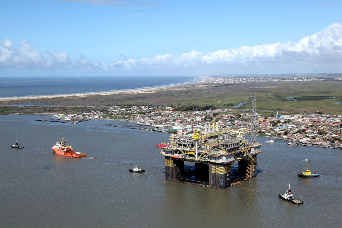 A Petrobras anunciou a descoberta de novas acumulações de petróleo em duas áreas de concessão nos blocos marítimos da Bacia de Campos (BM-C-35), no norte do estado do Rio; o local tem a maior província petrolífera do país; a descoberta ocorreu durante a perfuração do poço informalmente conhecido como Basilisco (1-RJS-737, segundo nomenclatura da Petrobras), localizado a aproximadamente 143 km da cidade de Armação de Búzios, na costa do estado do Rio e em profundidade de 2.214 metros