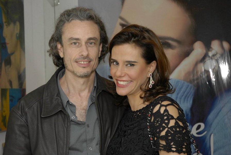 Movido única e simplesmente por ódio e revolta, o colunista Guilherme Fiúza, casado com a socialite Narcisa Tamborindeguy, publicou, em Época, um texto de previsões, pretensamente engraçadas sobre 2015, que chega a ser patético; segundo ele, o PT erguerá estátuas para João Vaccari e Delúbio Soares, Dilma e Mercadante farão um plebiscito para que a imagem de Lula estampe as notas de dólar e Maria do Rosário abrirá uma firma de agenciamento de rolezinhos; o desespero de certos setores da 'elite' brasileira hoje inspira dó e piedade