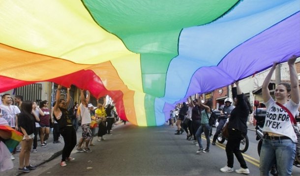 Centenas de pessoas se reuniram nesta sexta (27), na Praça São Salvador, em Laranjeiras, zona sul do Rio de Janeiro, para um ato contra a homofobia, que contou com batucada, teatro, projeção de frases contra a homofobia e beijaço de casais homoafetivos; a manifestação foi marcada após uma agressão ocorrida na madrugada do dia 1º de março, quando dois jovens jogaram uma garrafa em um casal homoafetivo que se beijava no local e direcionaram xingamentos