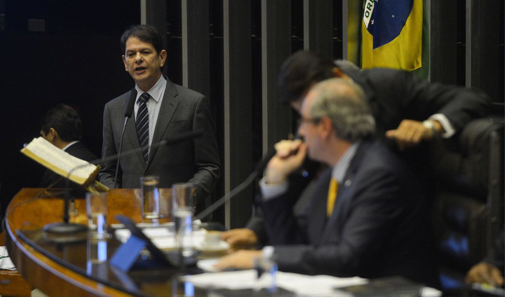 A Câmara dos Deputados ingressou nesta quinta (19) com uma ação por danos morais contra o ex-ministro Cid Gomes e com uma representação contra ele na Procuradoria-Geral da República; a ação argumenta que ele feriu a imagem da Casa com suas declarações e pede que a indenização seja revertida ao FNDE; já a representação na PGR aponta três infrações do ex-ministro: crime de responsabilidade, por ter deixado antecipadamente a sessão para a qual foi convocado, condescendência criminosa, por afirmar que havia 'achacadores' na Câmara sem denunciar formalmente o caso, e improbidade administrativa, por ter ferido princípios da administração pública ao se omitir sobre os 'achacadores'