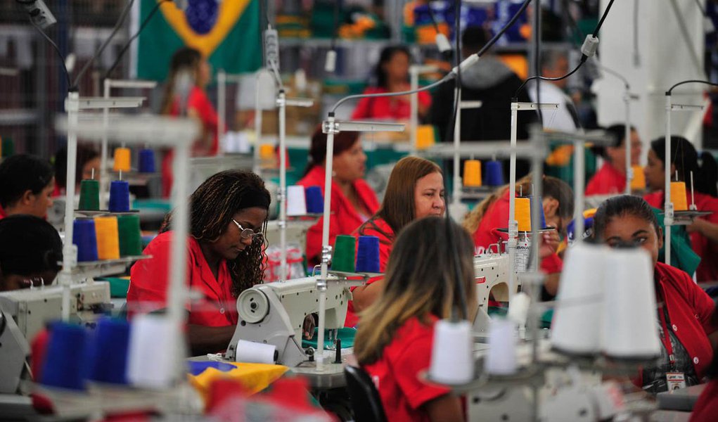 Segundo o IBGE, na comparação com o mesmo mês do ano passado, o resultado foi -2,1%; no ano de 2014, a produção industrial acumula queda de 2,9%, e, nos últimos 12 meses, baixa de 2,2%
