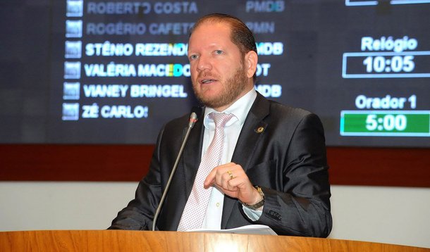 O deputado estadual Othelino Neto (PCdoB) disse que é inviável, neste momento, um rompimento do contrato com o BNDES, já que há obras em andamento no Estado com esses recursos; ao rebater o oposicionista Edilázio Júnior (PV), ele explicou que a ex-oposição entrou com uma ação na Justiça contra o empréstimo, em julho de 2014, porque o governo Roseana Sarney queria utilizá-lo para fins eleitoreiros, repassando-o, em forma de fundo, para os prefeitos aliados