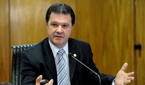 O ministro da Previdência, Carlos Gabas, disse que a Operação Lava Jato da Polícia Federal, que investiga um esquema de corrupção na Petrobras, "não pode penalizar os trabalhadores"; Quem fez tem que ser responsabilizado, tem que ser preso; agora, não pode penalizar os trabalhadores. São milhares e milhares de empregos que vamos perder e nossa economia vai encolher por uma questão que não é de responsabilidade do trabalhador", disse logo após citar as demissões promovidas pelas empreiteiras acusadas de envolvimento no esquema 