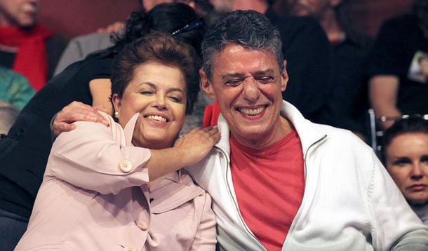 Cantor e compositor Chico Buarque de Hollanda irá gravar um depoimento em defesa da reeleição de Dilma, que deve ser exibido no horário eleitoral gratuito; um dos pontos fortes dos governos Lula e Dilma, segundo Chico, é a "política externa"; segundo ele, o governo atual “não fala fino com os Estados Unidos nem grosso com a Bolívia”, dizia Chico"; outro ícone da MPB, Gilberto Gil, que apoiou Marina Silva no primeiro turno, também declarou voto à candidata petista no segundo