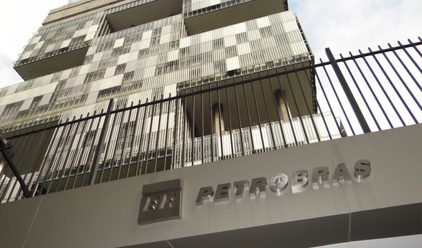 Representantes de centrais sindicais estiveram novamente nesta segunda (15) no Palácio do Planalto, em busca de uma solução para o passivo trabalhista dos funcionários de empresas terceirizadas de obras da Petrobras; do encontro com o ministro da Casa Civil, Aloizio Mercadante, o advogado-geral da União, Luís Inácio Adams, e com representantes do Ministério da Justiça e da Controladoria-Geral da União, a posição consensual é que é preciso uma solução jurídica para o impasse; problemas de falta de pagamentos e demissões em obras da estatal em vários estados envolvem entre 10 mil e 12 mil trabalhadores