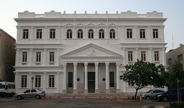 O Tribunal de Justiça (TJ-MA) solicitou ao Executivo Estadual a liberação do orçamento necessário ao cumprimento da reposição salarial de 4,3% aos servidores do Poder Judiciário; em ofício encaminhado à Secretaria de Planejamento e Orçamento do Estado, a vice-presidente do TJMA, Anildes Cruz, informa a promulgação de uma lei que garante a reposição de 4,3% aos servidores em geral e justifica o pedido "em razão da inexistência de previsão orçamentária" para a referida despesa; segundo a Diretoria Financeira do Tribunal, o montante necessário para a implantação do reajuste, é de R$ 18.897.110,44