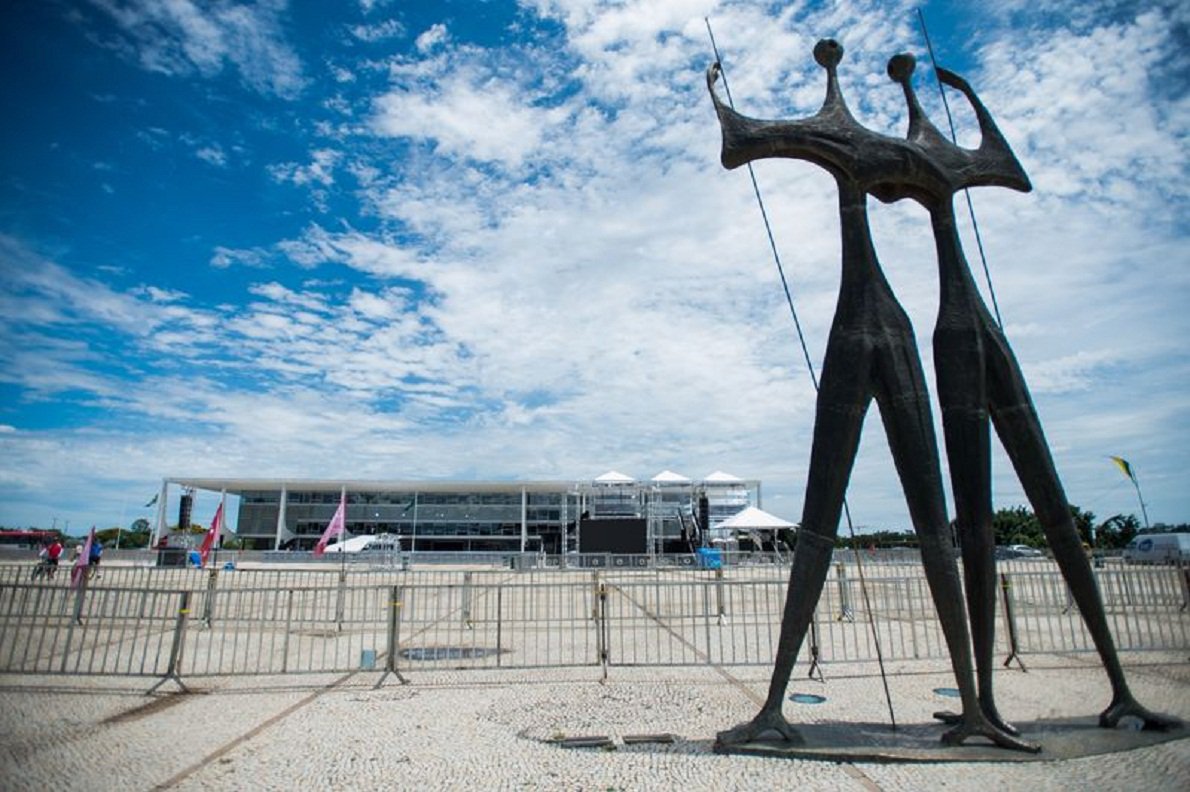 Representantes de pelo menos 136 Estados e 14 organizações internacionais prestigiarão hoje a posse da presidenta Dilma Rousseff; além de ministros, enviados especiais, embaixadores de vários países, pelo menos 12 Chefes de Estado ou de Governo estarão em Brasília representando seus países e outras 14 nações estão com seus vice-chefes; estão confirmados os presidentes do Uruguai, Chile e Venezuela