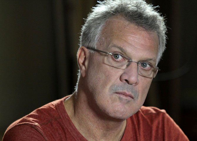 Como será que o Pedro Bial anunciaria a entrada dos investigadores na casa mais cobiçada do Brasil? Será que o big fone vai tocar e quem atender será arrolado como testemunha no processo?