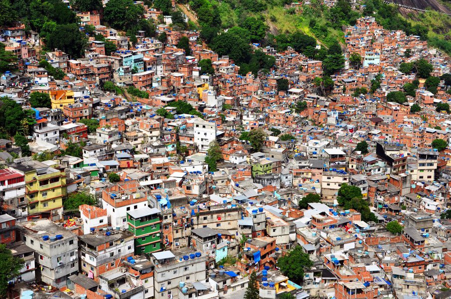 Os moradores de favelas movimentam R$ 68,6 bilhões por ano, segundo pesquisa do Data Favela; levantamento mostra ainda que o aumento da renda média, proporcionado principalmente pelo crescimento real do salário mínimo e do emprego formal, tem permitido que os 12,3 milhões de pessoas que vivem nessas comunidades participem do mercado de consumo; em relação à posse de TV de plasma, LED ou LCD, os aparelhos estão presentes em 67% das residências, contra 46% em 2013; subiu de 20% (em 2013) para 24% o percentual de moradores que têm carro