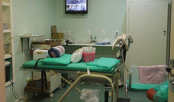 A Polícia Civil do Rio desarticulou sete organizações criminosas envolvidas com a prática ilegal de abortos na cidade. uma delas chegava a lucrar até R$ 300 mil por mês; segundo o delegado Felipe Bittencourt, da Corregedoria da Polícia Civil, os grupos eram independentes, mas a colaboração entre eles evitava a competição; ao todo, 75 pessoas acusadas de integrar as associações criminosas tiveram prisão preventiva decretada pela Justiça