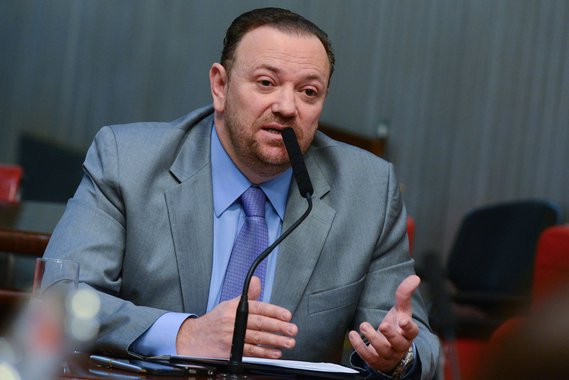 "Estão dizendo que fui escolhido para o cargo para direcionar as verbas de publicidade. Só quem não me conhece pode achar que vou ocupar um cargo público para manipular recursos. Só quem não me conhece pode achar que vou ocupar cargo público para fazer algo que não seja de interesse da sociedade", disse o novo ministro da Secretaria de Comunicação Social, Edinho Silva; ele afirmou, no entanto, que é preciso melhorar o diálogo com os veículos, "para que a informação chegue à sociedade"