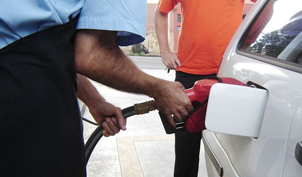 O juiz titular da Vara de Interesses Difusos e Coletivos de São Luís, Douglas de Melo Martins, determinou que postos de gasolina da capital maranhense reduzam os preços dos combustíveis; a Rede Estadual em Defesa do Consumidor entrou com uma ação civil pública contra 244 postos da cidade, que aumentaram os preços dos combustíveis acima do reajuste autorizado pelo governo federal; aumento esperado era, no máximo, de R$ 0,22 para a gasolina e R$ 0,15 para o diesel; foram constatados, porém, aumentos acima de R$ 0,50
 