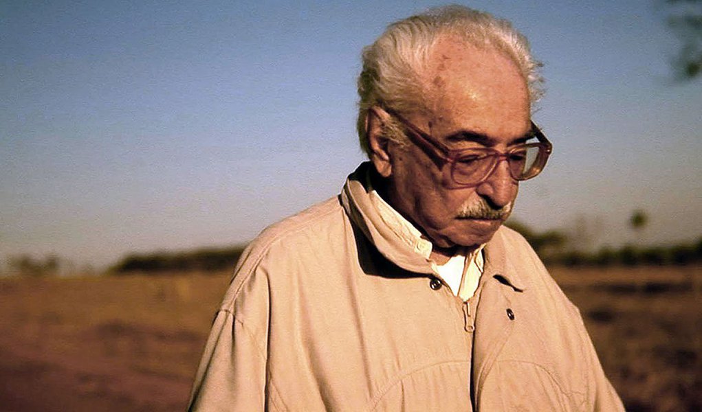 Considerado um dos maiores autores da língua portuguesa, o poeta mato-grossense estava internado desde o último dia 24 no Hospital Proncor, de Campo Grande (MS), devido a uma obstrução intestinal. Segundo a assessoria do hospital, o poeta faleceu às 8h05, devido à falência múltipla dos órgãos