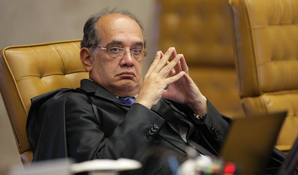 O ministro do STF Gilmar Mendes disse nesta sexta (24), em São Paulo, que achou "engraçado" ter havido manifestações sobre os mais de 12 meses em que ele está com o pedido de vista da ação direta de inconstitucionalidade (Adin) que trata da doação de empresas privadas para campanhas eleitorais; “Estou tão acostumado com isso. Eu acho engraçado!”, disse. “Se a gente tivesse medo disso, não poderia ser juiz, porque hoje todo mundo tem palpite sobre qualquer questão”, minimizou; de acordo com o ministro, ele devolve o caso ao plenário “ainda este ano”, mas não especificou uma data