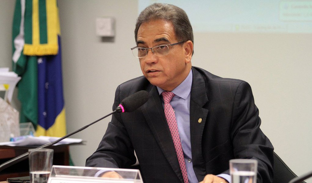 A comissão especial que analisa o projeto de lei do Estatuto da Família (PL 6583/13) reúne-se nesta terça-feira (11) para discutir e votar o parecer do relator, deputado Ronaldo Fonseca (Pros-DF); polêmica, a proposta define família como o núcleo formado a partir da união entre homem e mulher, por meio de casamento, união estável ou comunidade formada pelos pais e seus descendentes; população questiona teor do PL