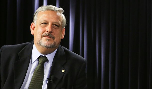 Novo ministro das Comunicações, Ricardo Berzoini disse que vai começar o processo de discussão sobre a regulamentação econômica da mídia; segundo ele, todos os setores interessados no assunto serão ouvidos e não há ainda prazos ou ações concretas definidos; "É importante abrirmos um debate muito fraterno, muito transparente para que a população brasileira, suas representações empresariais, sindicais, sociais, possam debater com muita profundidade e muita democracia o que significam as comunicações geral no Brasil", afirmou