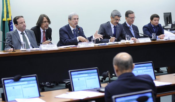 Integrantes da CPI da Petrobras vão ouvir os ex-deputados André Vargas (PR), Luiz Argôlo (BA) e Pedro Corrêa (PE), presos em Curitiba acusados de envolvimento em irregularidades detectadas pela Operação Lava Jato; os nomes deles não estavam entre os presos que seriam ouvidos pela CPI na semana que vem, em Curitiba