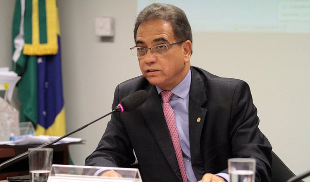 A comissão especial que analisa o projeto de lei do Estatuto da Família (PL 6583/13) reúne-se nesta terça-feira (11) para discutir e votar o parecer do relator, deputado Ronaldo Fonseca (Pros-DF); polêmica, a proposta define família como o núcleo formado a partir da união entre homem e mulher, por meio de casamento, união estável ou comunidade formada pelos pais e seus descendentes; população questiona teor do PL