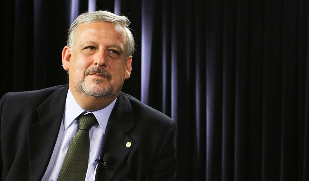 Novo ministro das Comunicações, Ricardo Berzoini disse que vai começar o processo de discussão sobre a regulamentação econômica da mídia; segundo ele, todos os setores interessados no assunto serão ouvidos e não há ainda prazos ou ações concretas definidos; "É importante abrirmos um debate muito fraterno, muito transparente para que a população brasileira, suas representações empresariais, sindicais, sociais, possam debater com muita profundidade e muita democracia o que significam as comunicações geral no Brasil", afirmou