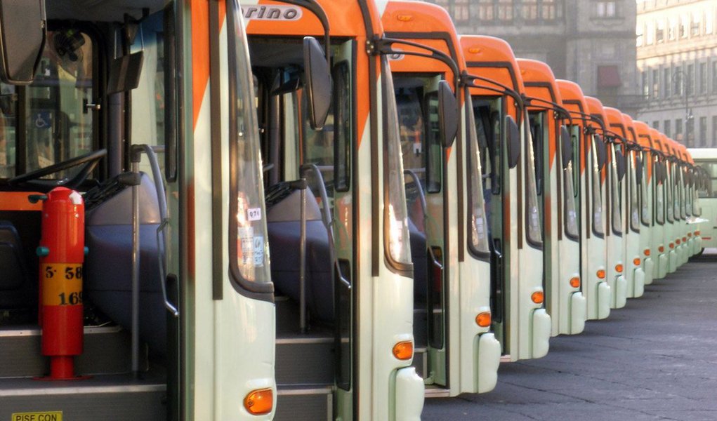 Motoristas e cobradores das cooperativas MCS e Cootarde, que cobrem sete regiões administrativas do Distrito Federal, continuam em greve; DFTrans reafirmou que não concluiu o levantamento das dívidas a serem pagas às cooperativas e que está em contato com as empresas para regularizar a situação o quanto antes; segundo os trabalhadores, categoria está sem receber salários e cestas básicas de dezembro de 2014; Sindicato das Cooperativas informa a dívida do governo Agnelo Queiroz com as cooperativas alcança R$ 1,4 milhão