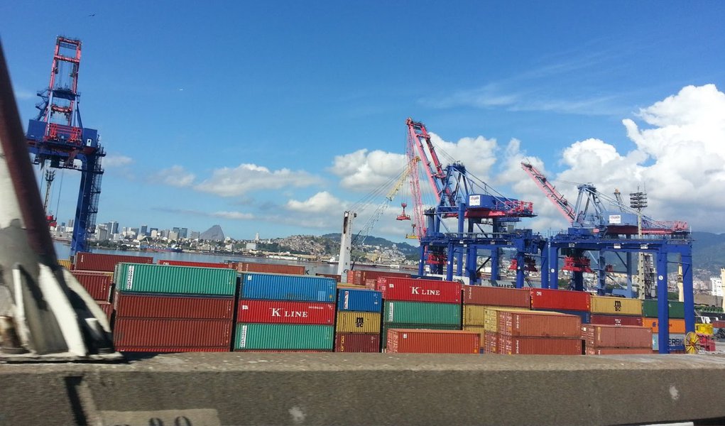 Um panorama do Plano Estratégico de Logística e Cargas (Pelc 2040) do governo do Rio de Janeiro, com recursos do Banco Mundial, foi apresentado, em reunião do Conselho Empresarial de Logística e Transporte da Associação Comercial do Rio de Janeiro (ACRJ); o projeto mapeou a infraestrutura logística do estado do Rio, com objetivo de apresentar projetos e soluções para os principais gargalos nos próximos 30 anos; o plano deve ficar pronto em abril do ano que vem, com todas as prioridades de investimentos definidas