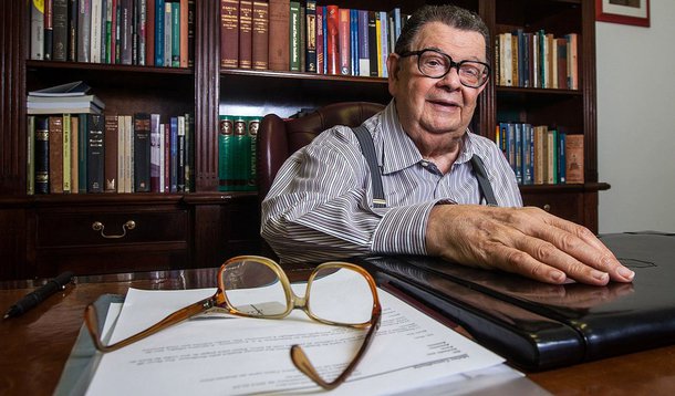 Discussão sobre o tema entre a presidente Dilma Rousseff e o tucano Aécio Neves durante a campanha está sendo marcado por "chutes enormes" e "exageros" dos dois lados, na avaliação do ex-ministro da Fazenda Delfim Netto; segundo o economista, falta respaldo da realidade