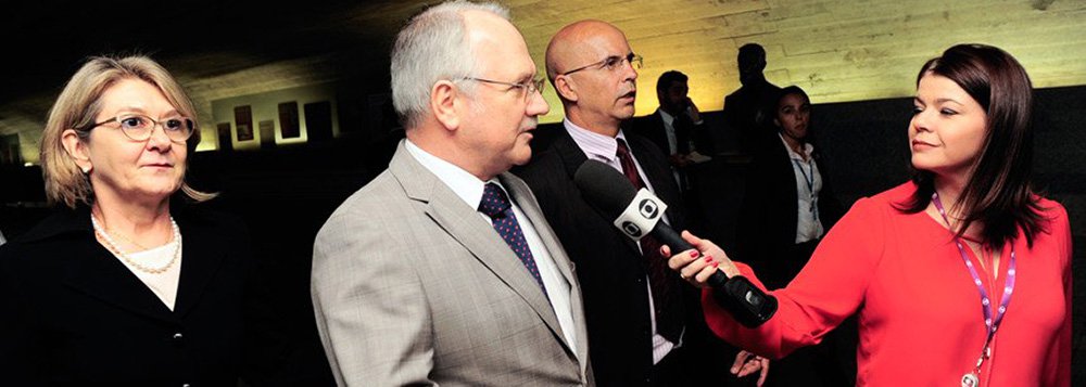 Pela primeira vez, nesta terça-feira 12, a Comissão de Constituição, Justiça e Cidadania (CCJ) realizará uma sabatina com participação popular. Durante a oitiva do jurista Luiz Edson Fachin, indicado ao cargo de ministro do Supremo Tribunal Federal (STF), os cidadãos podem enviar aos senadores informações sobre o indicado ou perguntas a serem feitas a ele, por meio do portal e-cidadania do Senado