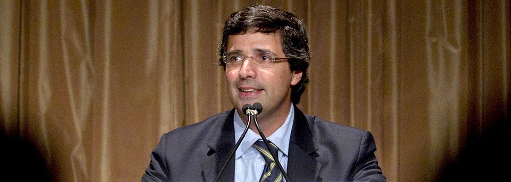 Controlador do BTG Pactual, com ativos de R$ 160 bilhões no Brasil, R$ 60 bilhões no exterior e patrimônio líquido de R$ 19 bilhões, André Esteves diz que "este negócio é feito de ganhos e perdas": "Somos normais, fazemos besteira. Mas temos muito mais acertos do que erros"; banco tem sob seu portfolio a Sete Brasil, maior fornecedora da Petrobras que acumula dívidas de mais de R$ 900 milhões com estaleiros; o BTG injetou R$ 2,8 bilhões na forma de capital para se tornar o maior acionista, com fatia de pouco mais de 25%