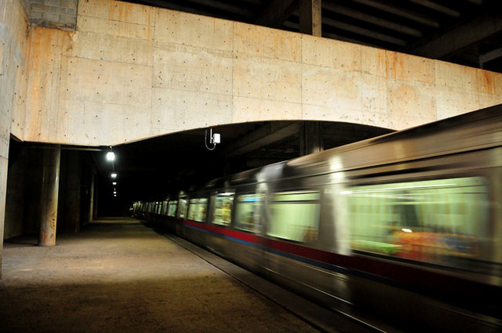A tão aguardada expansão do metrô do Distrito Federal começará a tomar forma neste ano; está prevista para setembro a assinatura da ordem de serviço que permitirá o início das obras da primeira estação da Asa Norte, nas proximidades do Hospital Regional, o Hran; a expectativa é que o local fique pronto em 2018; também no segundo semestre, devem começar a ser construídas duas paradas em Ceilândia e duas em Samambaia, a ser entregues no fim de 2017; essas cinco estações totalizarão nove quilômetros de malha metroviária; as obras estão orçadas em R$ 1,6 bilhão