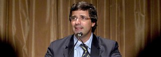 Controlador do BTG Pactual, com ativos de R$ 160 bilhões no Brasil, R$ 60 bilhões no exterior e patrimônio líquido de R$ 19 bilhões, André Esteves diz que "este negócio é feito de ganhos e perdas": "Somos normais, fazemos besteira. Mas temos muito mais acertos do que erros"; banco tem sob seu portfolio a Sete Brasil, maior fornecedora da Petrobras que acumula dívidas de mais de R$ 900 milhões com estaleiros; o BTG injetou R$ 2,8 bilhões na forma de capital para se tornar o maior acionista, com fatia de pouco mais de 25%