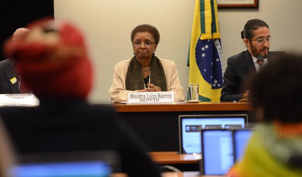 A ministra da Secretaria de Políticas de Promoção da Igualdade Racial (Seppir), Luiza Bairros, disse ontem (18) que o debate sobre a reforma política também tem que incluir o tema da baixa representação de negros e mulheres no Parlamento; ela lembrou que, pela primeira vez, o Tribunal Superior Eleitoral (TSE) perguntou aos candidatos a cargos eleitorais sobre a cor da pele; segundo a ministra, mesmo com a boa participação de negros e mulheres em cargos eletivos, a presença deles no Congresso ainda é pequena