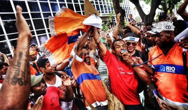 Em greve há cinco dias, garis fizeram um protesto em frente à Prefeitura do Rio para reivindicar a pauta da categoria; de acordo com Polícia Militar, a manifestação reuniu 200 pessoas e, segundo os organizadores, 300; os trabalhadores querem um aumento de 40% no salário e que o vale-refeição seja de R$ 27; o vale-refeição continuaria com o valor atual, que é de R$ 20; inicialmente, o Executivo municipal ofereceu um reajuste salarial de 3%, mas os grevistas rejeitaram a proposta