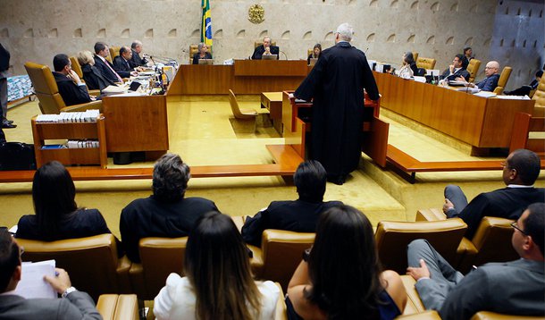 O aumento dos salários dos ministros do Supremo Tribunal Federal (STF) e do procurador-geral da República dos atuais R$ 29.462,25 para R$ 35.919,05 foi aprovado hoje (5), pela Comissão de Trabalho da Câmara dos Deputados; projetos precisam, ainda, ser aprovados pelas comissões de Finanças e Tributação e pela de Constituição e Justiça antes da votação em plenário; de acordo com o Supremo, o aumento terá impacto de R$ 2,5 milhões para o STF e de R$ 646,3 milhões para as outras instâncias do Judiciário