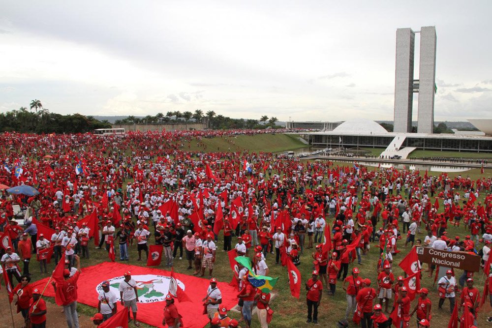 O objetivo, segundo o ministro Gilberto Carvalho, é fazer da posse uma festa de celebração da vitória na disputa eleitoral e mostrar que a presidente tem respaldo popular; meta é encher a Praça dos Três Poderes, afirma ele