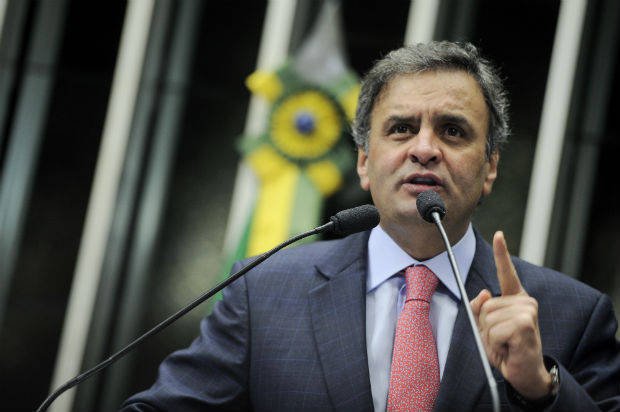 Ao recusar o diálogo para enfrentar a crise, Aécio está fazendo a política pequena, de grotão. Lidera as forças de extrema direita que estavam sem lugar na democracia