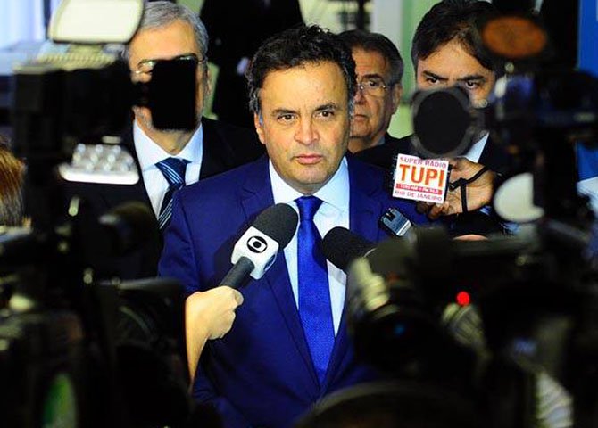 Seu partido solicitou que ele fosse diplomado no lugar de Dilma Rousseff. Não é piada! Aécio Neves poderia até ser "diplomado", mas numa clínica... psiquiátrica!