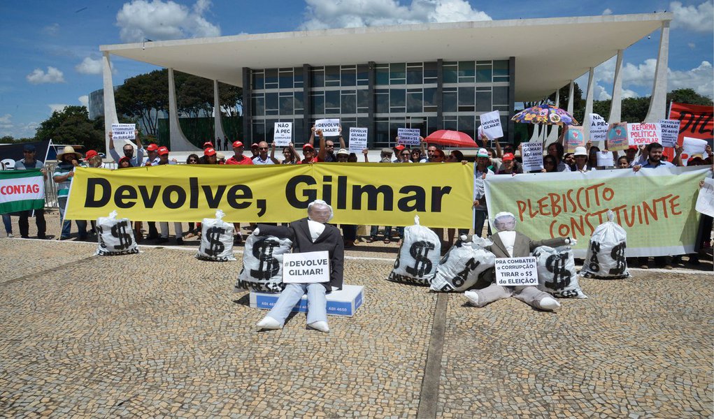 "Amanhã completa um ano que o ministro pediu vista do processo que trata de financiamento de empresas a partidos políticos, e esse ato é um esculacho exigindo que o Gilmar Mendes devolva esse processo, haja vista que temos 6 votos a 1 favoráveis à aprovação, contra o financiamento privado", protestou o diretor da CUT Ismael César; manifestação aconteceu na Praça dos Três Poderes, em Brasília