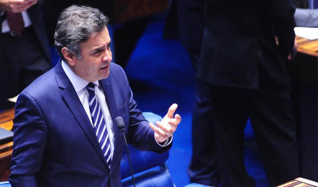 Presidente nacional do PSDB, senador Aécio Neves, adiou para o final de maio a decisão de pedir impeachment da presidente Dilma Rousseff; em nota, Aécio disse que os novos documentos e informações levantados pela CPI da Petrobras da Câmara provocaram o adiamento da reunião; novo recuo do tucano foi motivado pela divisão dentro do PSDB relacionada ao pedido de investigações contra Dilma; senadores do partido afirmam não ser o momento de pedir impeachment contra a presidente por não haver elementos legais que fundamentem o seu afastamento do cargo