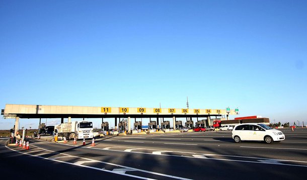 A Agência Nacional de Transportes Terrestres (ANTT) tem 40 dias para se pronunciar sobre as recomendações feitas pelo Ministério Público Federal (MPF) de correção de cálculo do valor de pedágios nas estradas fluminenses: a Rio-Teresópolis, administrada pela concessionária CRT, e a Rodovia Presidente Dutra, administrada pela CCR NovaDutra; de acordo com as investigações do MPF, houve erro cometido pela ANTT nos cálculos entre os anos 2010 e 2014, que deixou o valor das tarifas mais caro para os motoristas